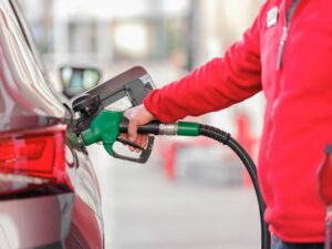Tankovanie starého benzínu Euro-2 nie je pre moderné benzínové motory žiadúce. Ruskí motoristi to musia ale akceptovať, ide o dočasný nástroj riešenia palivovej krízy. ZDROJ FOTO: engin akyurt