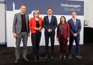 Súčasný závod VW v Osnabrücku sa má postupne rozvinúť na kompetenčné centrum pre bezpečnostné a obranné riešenia. Informuje o tom VW Group vo svojej tlačovej správe. Na fotografii Oliver Blume (generálny riaditeľ koncernu Volkswagen), Christiane Benner (prvá predsedníčka IG Metall a podpredsedníčka dozornej rady spoločnosti Volkswagen AG), Olaf Lies (ministerský prezident spolkovej krajiny Dolné Sasko), Daniela Cavallo (predsedníčka generálnej a podnikovej rady spoločnosti Volkswagen AG), Tomer Jacob (generálny riaditeľ spoločnosti Aurelius Capital) vo Volkswagene Osnabrück