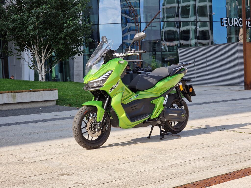 Najlepší elektrický skúter do 6500 €? e-XDV je ako elektrická verzia Aprilie SR GT 125 (TEST)