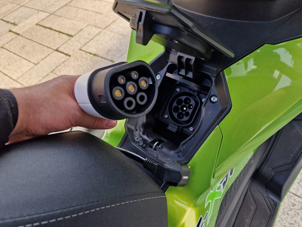 Najlepší elektrický skúter do 6500 €? e-XDV je ako elektrická verzia Aprilie SR GT 125 (TEST)