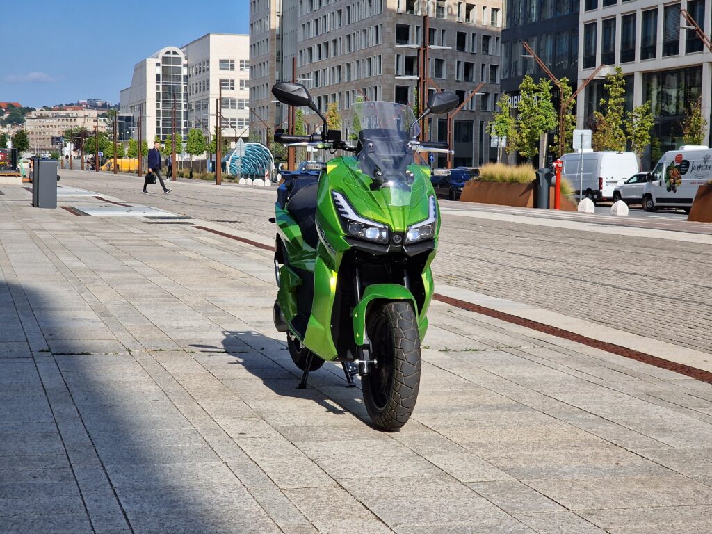 Najlepší elektrický skúter do 6500 €? e-XDV je ako elektrická verzia Aprilie SR GT 125 (TEST)