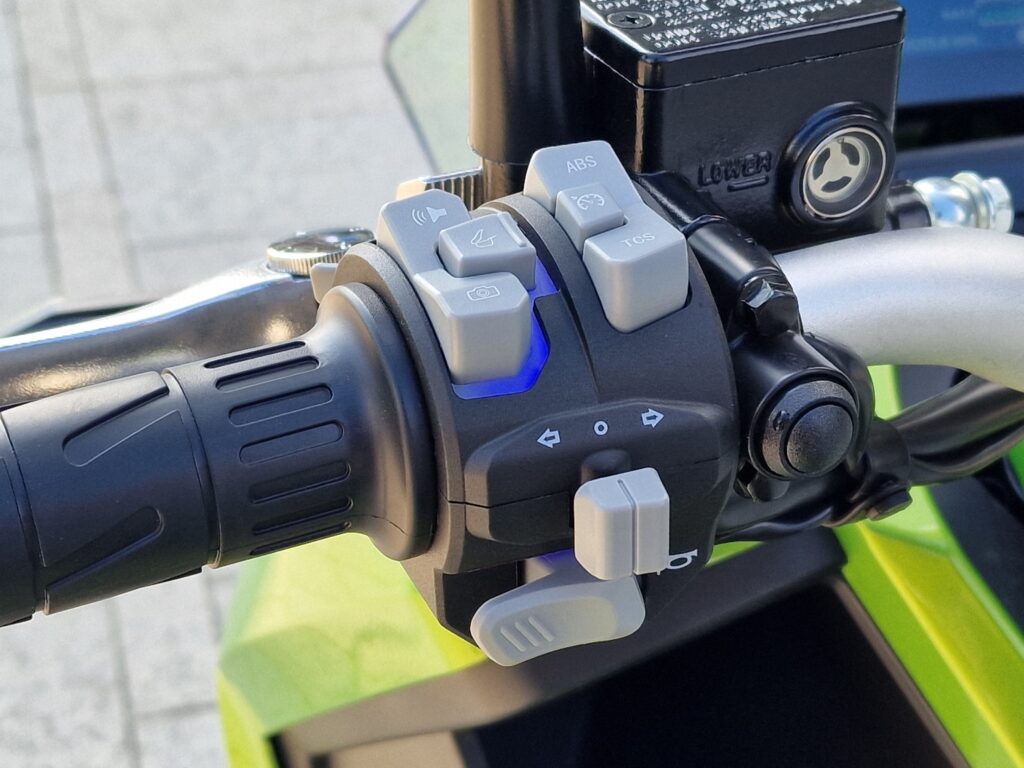 Najlepší elektrický skúter do 6500 €? e-XDV je ako elektrická verzia Aprilie SR GT 125 (TEST)