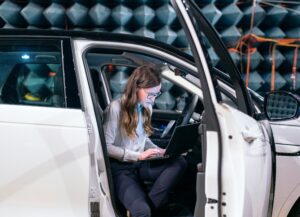 Autopriemysel na Slovensku, to nie sú len automobilky, ale stovky firiem v dodávateľských reťazcoch. Keď činnosť obmedzia automobilky, reťazec na to musí nutne reagovať. Zdroj foto: ThisisEngineering na Unsplash.com