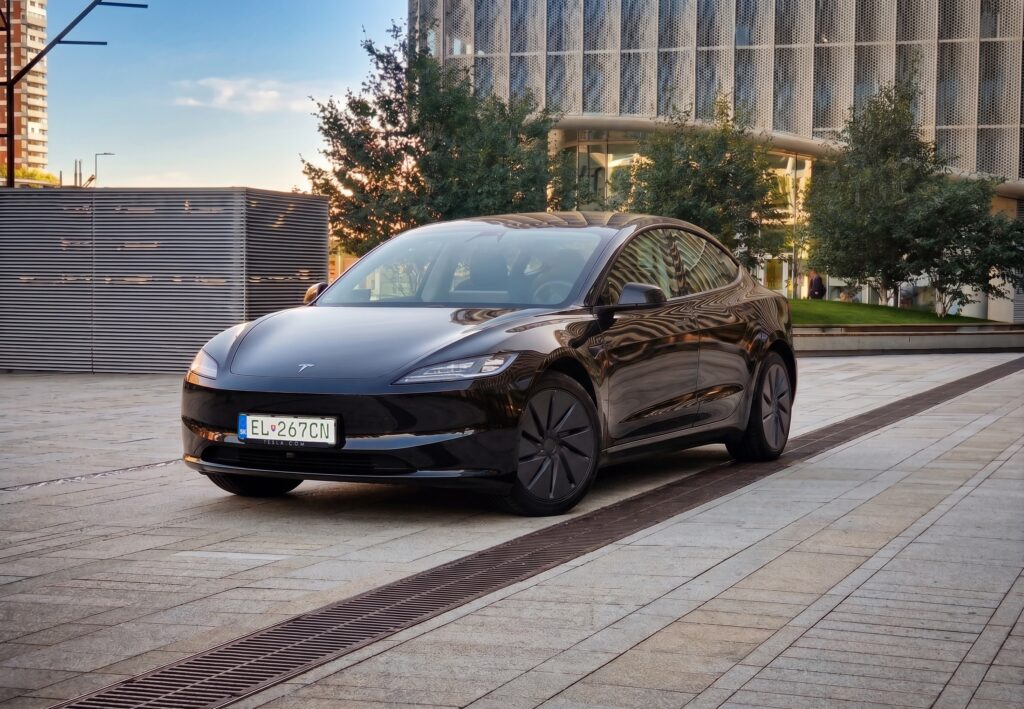 Je už aj na Slovensku. Môžete so schváleným autopilom od Tesly jazdiť pod vplyvom alkoholu či pozerať do mobilu? VIDEO