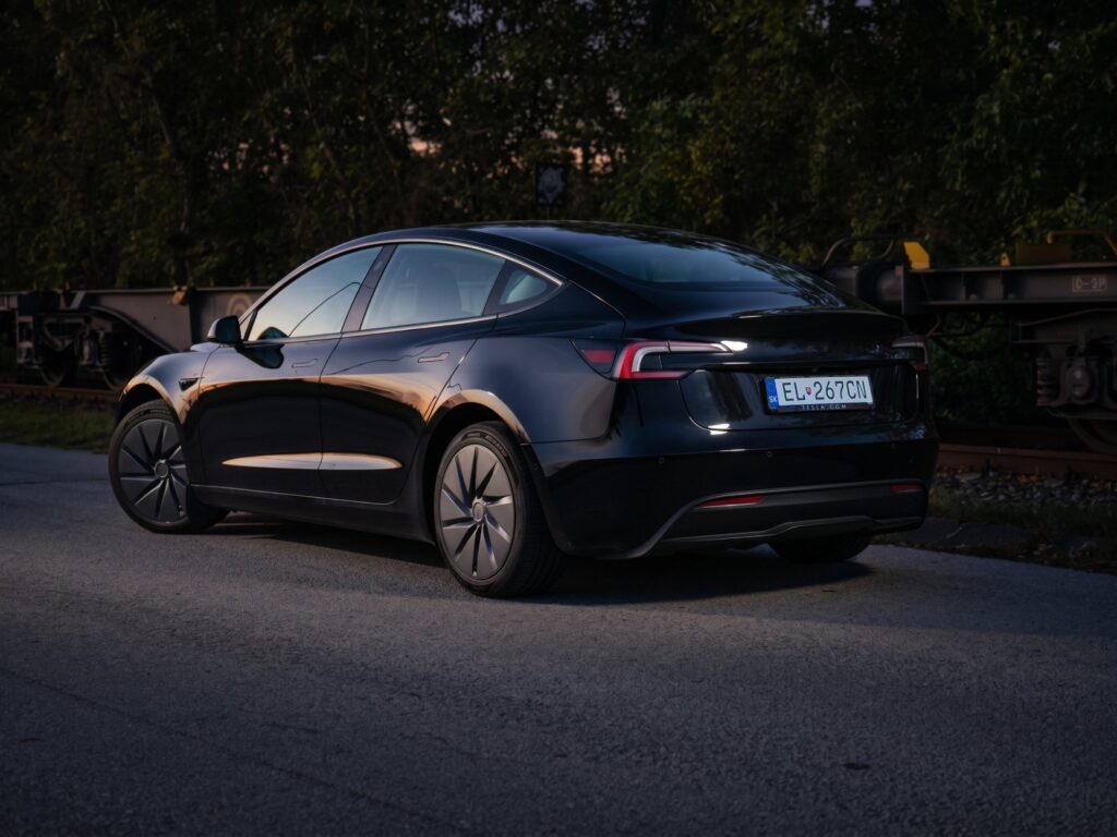 Je už aj na Slovensku. Môžete so schváleným autopilom od Tesly jazdiť pod vplyvom alkoholu či pozerať do mobilu? VIDEO